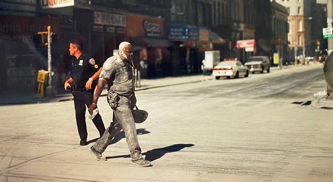 2001년 9월 11일 미국 뉴욕 맨해튼의 110층짜리 세계무역센터(WTC)가 무너지던 현장에서 먼지를 뒤짚어 쓴 소방관. 윤건수씨 제공