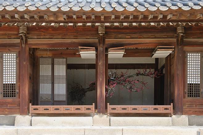 국가무형문화재 채화장 황수로 장인 ‘홍도화’. 국립현대미술관 제공