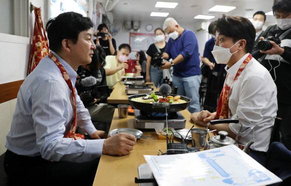 국민의힘 이준석 대표와 원희룡 대선 경선 예비후보가 12일 오후 서울 중구 떡볶이 집에서 회동하고 있다. 2021.9.12 [국회사진기자단]