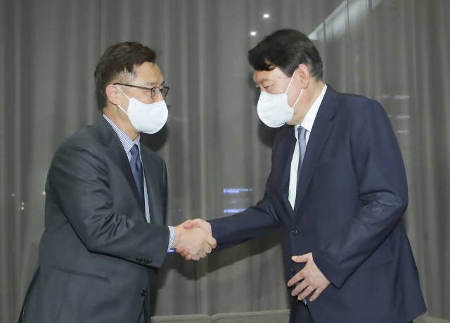 국민의힘 윤석열, 최재형 대선 경선 예비후보가 12일 서울 여의도 글래드 호텔에서 고발 사주 의혹의 정치공작 가능성 등에 대한 대처방안을 논의한 뒤 악수하고 있다 . /사진=국회사진기자단