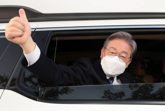 12일 오후 강원 원주시 오크밸리리조트 컨벤션센터에서 열린 더불어민주당 강원권역 순회경선 합동연설회에서 과반 득표로 1위를 차지한 이재명 후보가 차량에서 지지자들에게 감사를 표하고 있다./연합뉴스