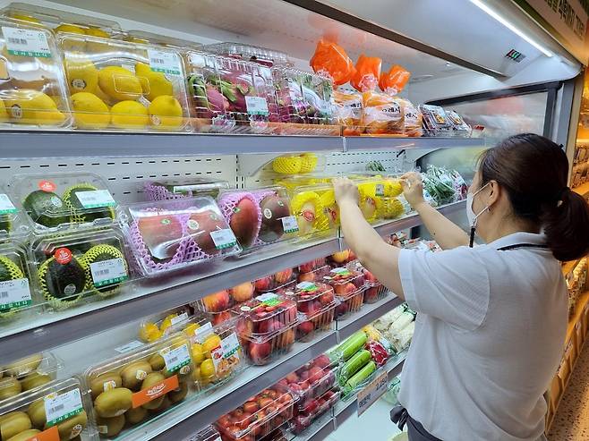 진주청과시장에 개장한 한소쿠리 (진주=연합뉴스) 지성호 기자 = 경남 진주청과시장에 지난달 27일 문을 연 소매점 '한소쿠리' 내부. 2021.9.12 shchi@yna.co.kr(끝)