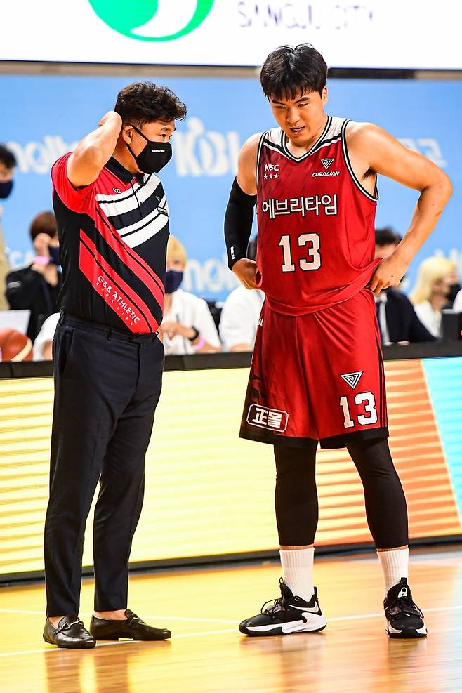 한승희에게 작전 지시하는 김승기 인삼공사 감독 [KBL 제공. 재판매 및 DB 금지]