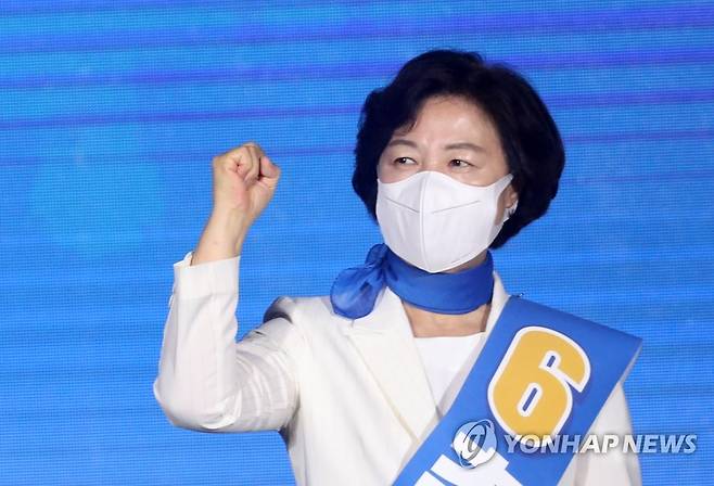 주먹 불끈 쥔 추미애 (원주=연합뉴스) 양지웅 기자 = 12일 오후 강원 원주시 오크밸리리조트 컨벤션센터에서 열린 더불어민주당 강원권역 순회경선 합동연설회에서 추미애 후보가 포즈를 취하고 있다. 2021.9.12 yangdoo@yna.co.kr