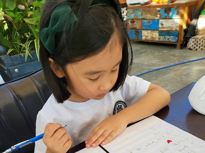 편지를 쓰고 있는 조안면 거주 어린이.(사진=남양주시 제공)