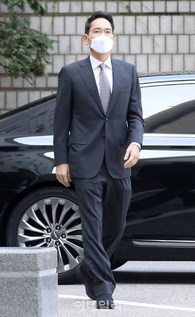 이재용 삼성전자 부회장이 지난달 19일 오전 서울 서초동 서울중앙지방법원에서 열린 경영권 불법 승계 의혹 재판에 출석하고 있다. 사진=방인권 기자