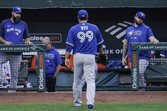 류현진이 올 시즌 한 경기 최소 이닝인 2⅓이닝만에 올 시즌 최다 실점 타이를 기록하며 고개를 숙였다. [AP=연합뉴스]