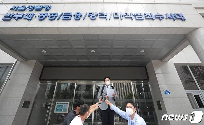 '윤석열 X파일 사건 고발인' 이종배 법치주의 바로 세우기 행동연대(법세련) 대표가 4일 서울시 마포구 서울경찰청 반부패공공범죄수사대에서 고발인 조사에 앞서 기자회견을 열고 있다. 2021.8.4/뉴스1 © News1 이성철 기자