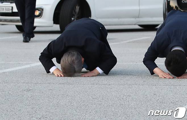 12일 오후 강원 원주시 오크밸리리조트 컨벤션홀에서 열린 더불어민주당 제20대 대통령선거 후보자 선출을 위한 강원 합동연설회(1차 슈퍼위크)에서 이재명 후보가 지지자들에게 큰절을 하고 있다. 2021.9.12/뉴스1 © News1 구윤성 기자