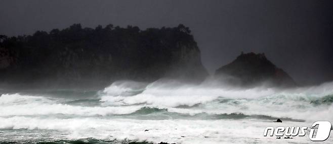 제14호 태풍 '찬투(CHANTHU)'가 북상 중인 13일 제주 서귀포시 법환 앞 해상에 거센 파도가 치고 있다. 현재 제주도 남쪽 먼 바다에는 태풍주의보가 발효됐으며 제주도 산지에는 강풍주의보, 제주도 산지와 동·남부에는 호우주의보, 제주도 동·서·남부 앞바다에는 풍랑주의보가 각각 발효 중이다.2021.9.13/뉴스1 © News1 고동명 기자