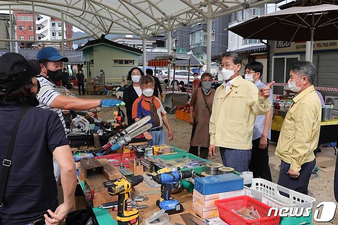 14일 김순호 구례군수가 5일시장을 찾아 민심을 청취했다(구례군 제공)2021.9..13/© 뉴스1