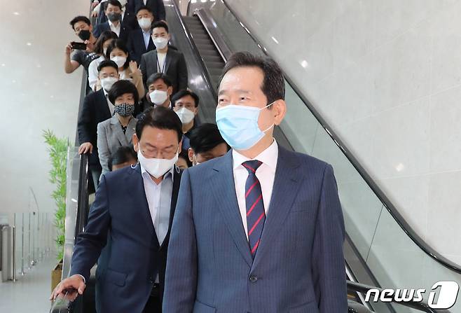 더불어민주당 대권 주자인 정세균 전 국무총리가 13일 경선후보 사퇴를 선언하는 기자회견을 마치고 서울 여의도 국회 소통관을 나서고 있다. 정 후보는 "부족한 저를 오를 오랫동안 성원해주신 많은 분들께 고개 숙여 감사드린다＂며 ＂오늘 이후 평당원으로 돌아가 하나 되는 민주당, 새로운 대한민국을 위해 백의종군하고 나라와 국민과 당으로부터 받은 은혜를 갚겠다＂고 다짐했다. 2021.9.13/뉴스1 © News1 이동해 기자