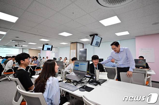 이재용 삼성전자 부회장이 2019년 8월 20일 삼성 청년 소프트웨어아카데미 광주 교육센터를 방문해 교육을 참관하고 소프트웨어 교육생들을 격려하고 있다. (삼성전자 제공) 2019.8.20/뉴스1