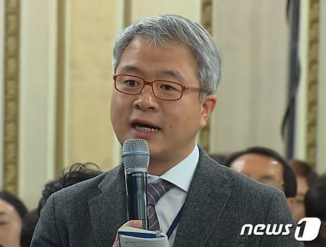 김보협 전 한겨레신문 기자. 사진은 2018년 문재인 대통령 신년 기자회견 당시 질문하는 모습 (유튜브 영상 갈무리)© 뉴스1