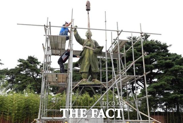 정읍시는 동상의 철거와 이전, 보관을 위한 준비를 마치고 13일 철거했다. 동상은 이동과정에서 훼손을 막기 위해 포장 작업을 거쳐 15일 정읍시립박물관에 보관할 예정이다. 동상이 좌대에서 분리되어 크레인에 묶여 땅으로 내려오자 시민들은 박수나 환호를 지르기도 했다. / 정읍시 제공