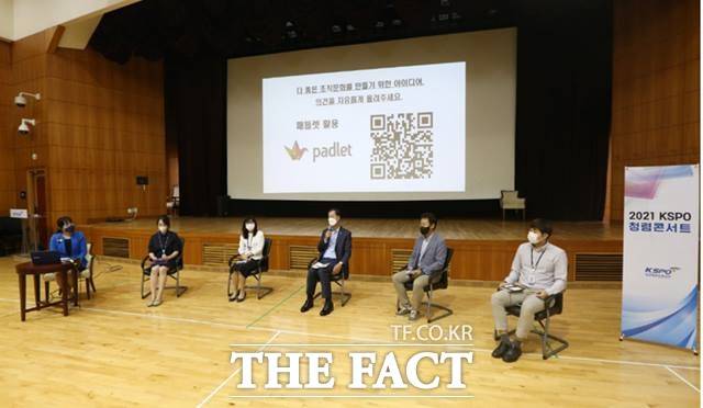 8일 광명스피돔 광명홀에서 경주사업총괄본부장(우측에서 3번째)과 직위별 대표직원들이 청렴한 조직을 위한 개선사항 등에 대해 질의응답 형식으로 청렴콘서트를 진행하고 있다./경주사업총괄본부 제공