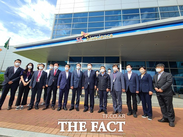 윤석열 전 총장은 경북 안동지역 첫 방문지로 코로나19 백신 생산 현장인 SK바이오사이언스 공장을 찾았다. 이는 방역 민생안정의 적임자임을 강조하려는 것으로 해석된다./안동=이민 기자