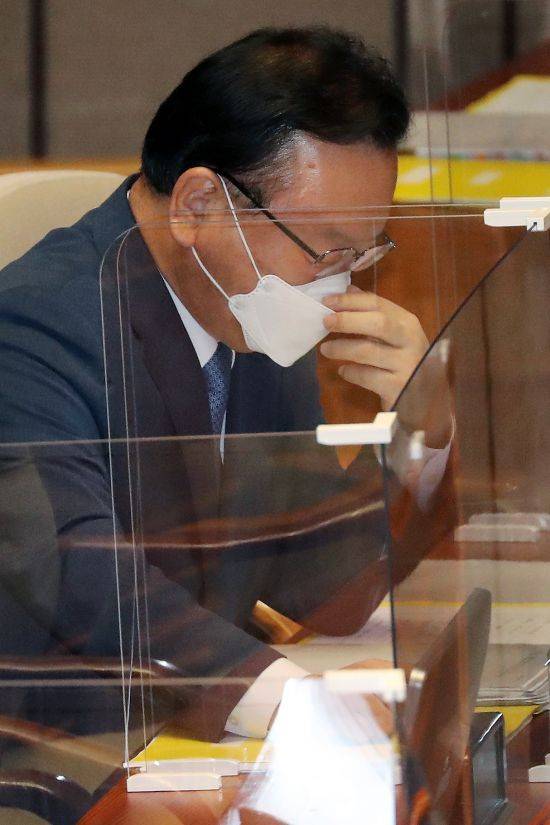 생각에 잠긴 김부겸 국무총리 [이미지출처=연합뉴스]