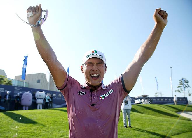 12일 인천 청라 베어즈베스트 청라GC에서 열린 한국프로골프(KPGA) 코리안투어 제37회 신한동해오픈 최종라운드 18번 홀 그린에서 서요섭이 우승 확정 뒤 환호하고 있다. /신한금융그룹