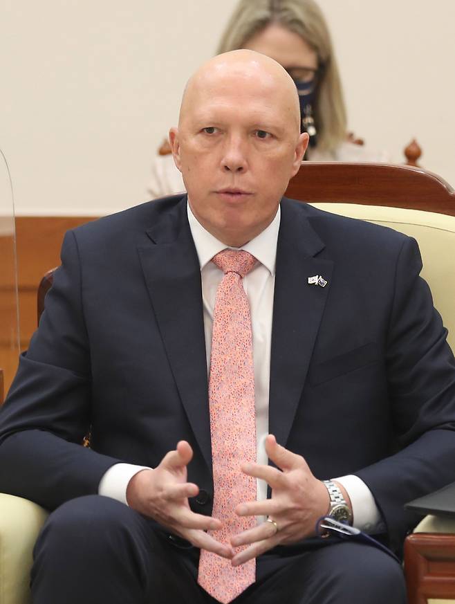 한국과 호주 외교·국방(2+2) 장관회의 참석차 방한한 호주의 피터 더튼 국방장관이 13일 청와대 본관 접견실에서 문재인 대통령을 예방, 인사말을 하고 있다. /뉴시스