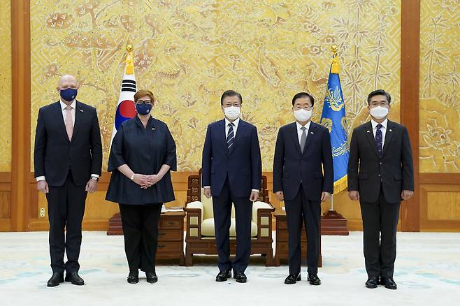 문재인 대통령이 13일 오전 청와대 본관 접견실에서 한국과 호주 외교·국방(2+2) 장관회의 참석차 방한한  호주의 마리스 페인 외교장관, 피터 더튼 국방장관을 접견, 기념촬영을 하고 있다. 피터 더튼(왼쪽부터) 국방장관, 마리스 페인 외교장관, 문 대통령, 정의용 외교부 장관, 서욱 국방부 장관. /뉴시스