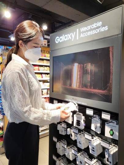 이마트24에서 '갤럭시 워치4'·'갤럭시 버즈2' 등 삼성전자 제품이 판매되고 있는 모습. /삼성전자