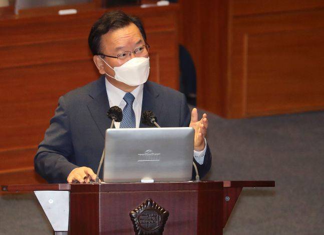 김부겸 국무총리가 13일 오후 국회 본회의에서 열린 정치 분야 대정부 질문에 출석, 국민의힘 권성동 의원의 질의에 답변하고 있다. ⓒ연합뉴스