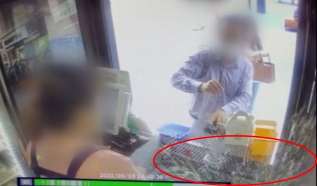 60대 남성 손님이 지난 5일 대구의 한 호떡가게에서 끓는 기름에 호떡을 던져 가게 주인이 화상을 입는 사고를 당했다. 사진=KBS뉴스 방송화면 캡처