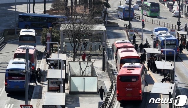 서울 중구 서울역버스종합환승센터에 버스들이 오가고 있다. 2021.2.8/뉴스1 © News1