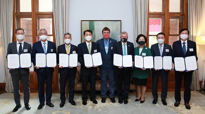 13일 오전 서울 중구 세종대로 주한 영국대사관에서 열린 국제 기후리스크 관리모형 개발 업무 협약식에 참석한 CJ제일제당 최은석 대표이사(맨 왼쪽)를 비롯한 산관학 대표들이 협약을 마치고 기념촬영을 하고 있다.