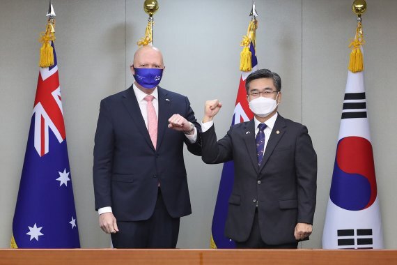 서욱 국방부 장관(오른쪽)과 피터 더튼 호주 국방장관이 13일 오전 서울 용산구 국방부에서 열린 회담을 앞두고 기념사진을 찍고 있다. 사진=국방부 제공