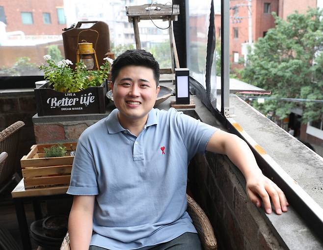 성소수자 예술가 제람이 지난 2일 서울 마포구 한 카페에서 <한겨레>와 인터뷰하고 있다. 강창광 선임기자 chang@hani.co.kr