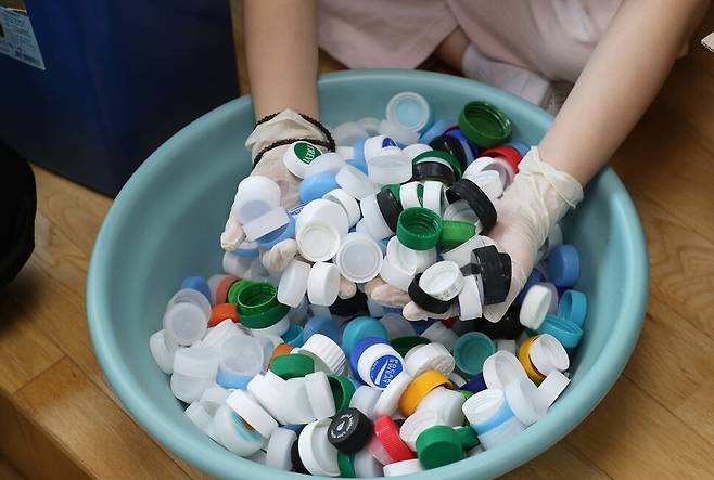 나눔초 학생들이 지난 4~7월 한 학기 동안 모은 병뚜껑. 강창광 선임기자 chang@hani.co.kr