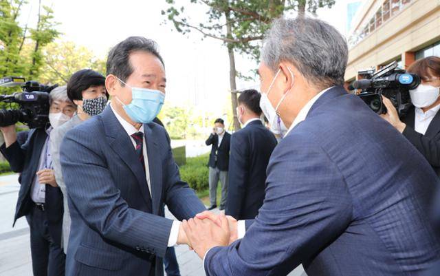 정세균 전 국무총리가 13일 국회 소통관에서 더불어민주당 대선후보 경선 사퇴를 알리는 기자회견을 마친 뒤 소통관을 나서며 지지자들과 인사하고 있다. 공동취재사진