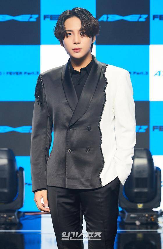 그룹 에이티즈(ATEEZ)가 13일 오후 미니 7집 ‘제로 : 피버 파트 3(ZERO : FEVER Part.3) 발매 기념 쇼케이스를 온라인으로 진행했다. 에이티즈(홍중, 성화, 윤호, 여상, 산, 민기, 우영, 종호) 멤버 종호가 포토타임에서 포즈를 취하고 있다. 〈사진=KQ엔터테인먼트 제공〉 김진경 기자 kim.jinkyung@joongang.co.kr/2021.09.13/