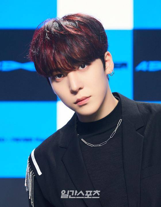 그룹 에이티즈(ATEEZ)가 13일 오후 미니 7집 ‘제로 : 피버 파트 3(ZERO : FEVER Part.3) 발매 기념 쇼케이스를 온라인으로 진행했다. 에이티즈(홍중, 성화, 윤호, 여상, 산, 민기, 우영, 종호) 멤버 윤호가 포토타임에서 포즈를 취하고 있다. 〈사진=KQ엔터테인먼트 제공〉 김진경 기자 kim.jinkyung@joongang.co.kr/2021.09.13/