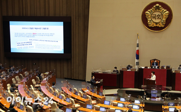 박범계 법무부 장관이 13일 오후 국회 본회의에서 열린 정치 분야 대정부 질문에 출석해 백혜련 더불어민주당 의원 질의에 답변하고 있다.