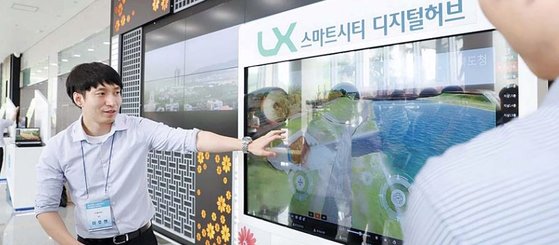 한국국토정보공사(LX)는 전주시와 함께 ‘스마트시티 디지털 트윈 사업’을 추진하고 있다. 스마트시티 디지털 콘퍼런스에서 ‘디지털 트윈’ 시뮬레이션을하는 모습. [사진 LX]