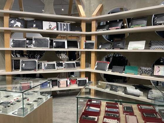 최근 온라인 명품 플랫폼이 늘어나면서 병행 수입 업체들이 직접 온라인 플랫폼에 입점해 제품을 판매하는 구조가 흔해졌다. 유지연 기자