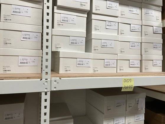 배송 박스 겉면에 붙은 바코드 및 배송 정보 스티커는 제품 이력을 파악할 수 있는 중요 정보다. 유지연 기자