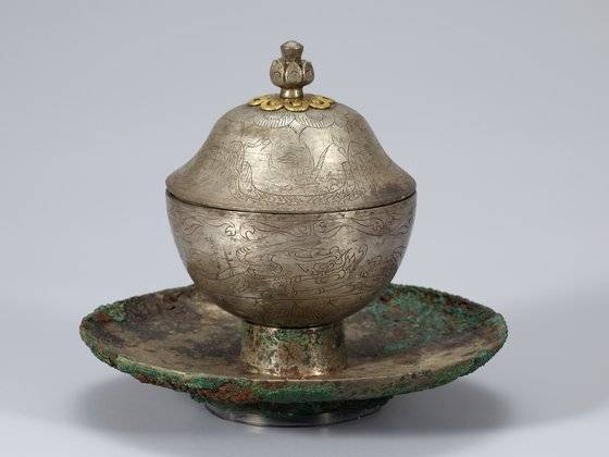 국립공주박물관 측은 이번에 공개되는 '받침있는 은잔'이 '백제 금동대향로만큼 의미있다'고 분석한다. 잔과 받침에 그려진 각종 문양이 백제 시대 종교와 사상을 잘 반영하고 있다. 국립공주박물관