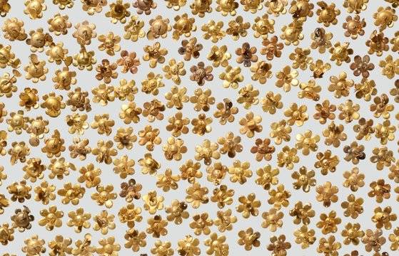 날개달린 화형 금꾸미개. 무령왕릉에서 수습해온 바닥 흙에서 금과 은, 청동으로 된 꾸미개가 수없이 발견됐다. 얆게 편 금으로 꽃 모양을 만들고, 매달 수 있는 고리를 꼬아 걸었다. 천 등에 바느질을 할 수 있게 작은 구멍도 뚫려있어, 백제의 금속 세공 기술을 보여주는 한 단편이다. 최장열 학예연구실장은