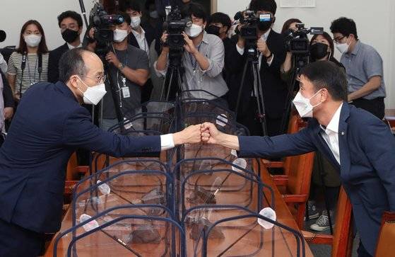 한병도 더불어민주당 원내수석부대표(오른쪽)와 추경호 국민의힘 원내수석부대표가 8일 국회 운영위 소회의실에서 열린 언론중재법 여야 8인 협의체 상견례 겸 1차 회의에 참석해 인사하고 있다. 뉴스1