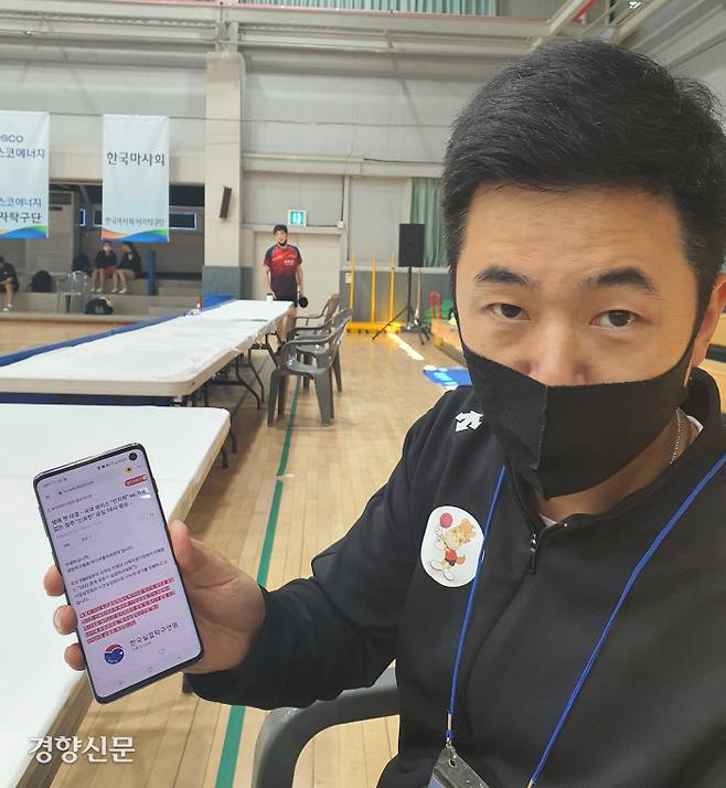 주세혁이 지난 10일 강원도 인제다목적경기장에서 기자와 만나 자신이 직접 팬들에게 전달하는 한국 탁구 소식을 보여주고 있다.