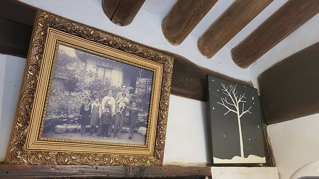 A family portrait including novelist Lee Tae-jun is on display at Suyeon Sanbang. (Kim Hae-yeon/The Korea Herald)