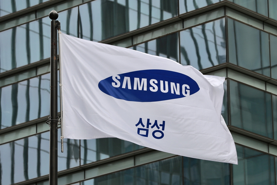 A Samsung flag hangs outside Samsung Electronics' headquarters in southern Seoul. The company said on Monday that will start its first-ever wage negotiations with its labor unions. [NEWS1]