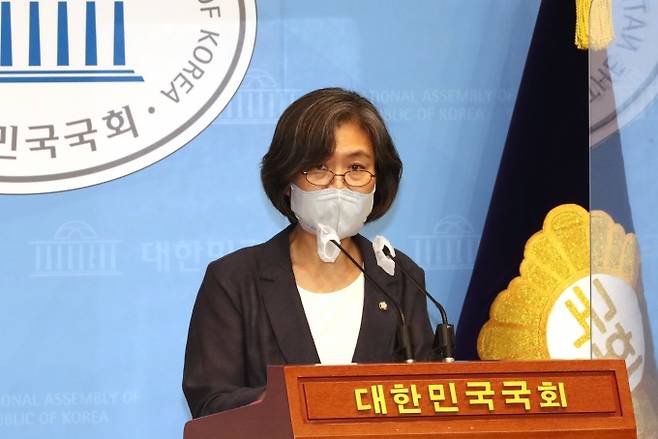 강민정 열린민주당 의원이 13일 오후 서울 여의도 국회 소통관에서 김건희 씨의 '박사학위 논문 부정 의혹'과 관련한 기자회견을 하고 있다.&nbsp; &nbsp;연합뉴스