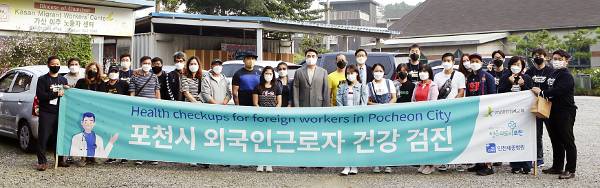 강남중앙침례교회 지원으로 11일 인천세종병원에서 건강검진을 받기에 앞서 필리핀 국적의 외국인 노동자 15명이 최병락(오른쪽 아홉 번째) 목사 등과 함께 기념사진을 찍고 있다.   강남중앙침례교회 제공