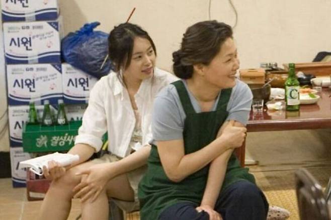 영화 '해바라기' 촬영 중 허이재·김해숙의 모습 / 사진=영화 '해바라기' 스틸컷