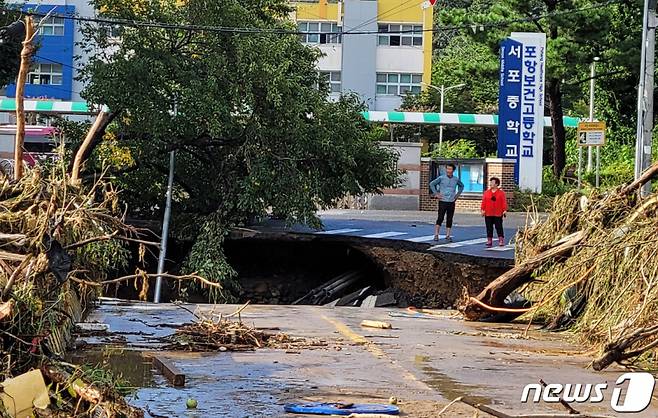 제12호 태풍 오마이스가 쏟아부은 집중 호우로 인해 침수 피해가 발생한 24일 경북 포항시 북구 죽장면 입암2교와 도로를 연결하는 부위가 유실됐다. 2021.8.24/사진제공= 뉴스1